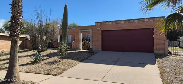 $300,000 | 2121 West Ironwood Ridge Drive, Tucson, AZ 85745