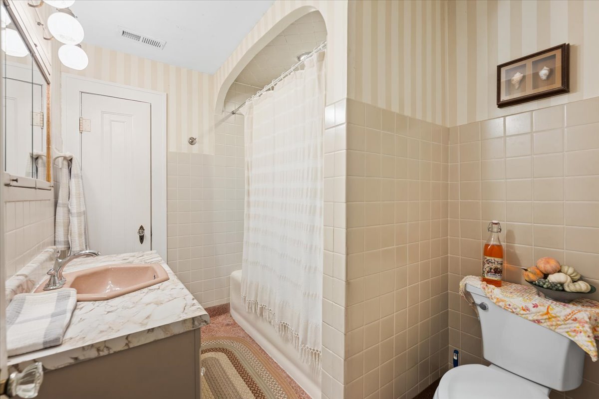 501 Dodson Street Geneva, IL 60134 - Photo 14 of 23 a bathroom with a sink toilet and shower