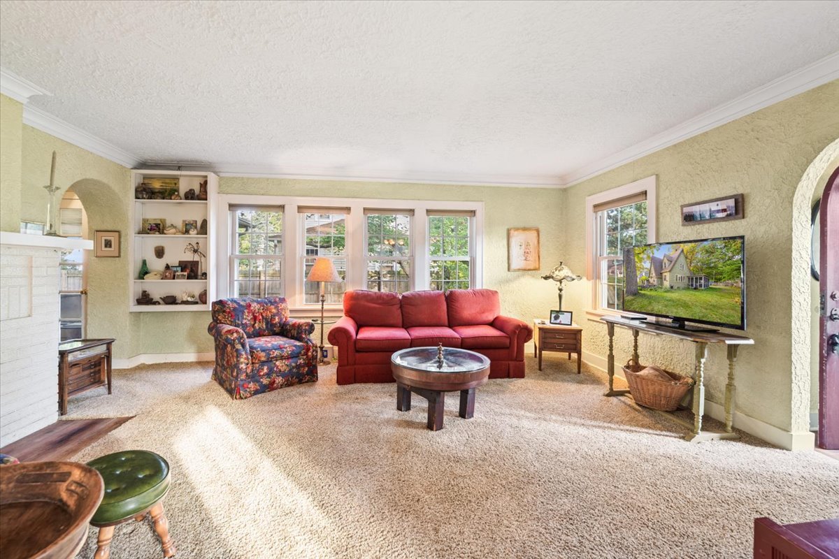 501 Dodson Street Geneva, IL 60134 - Photo 4 of 23 a living room with furniture and a flat screen tv