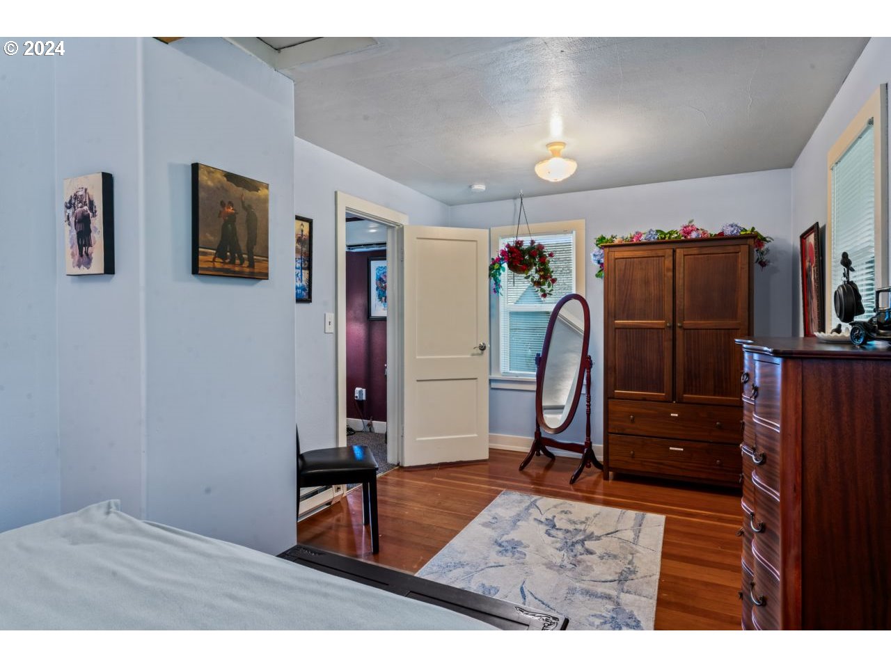 1040 Jefferson Street Eugene, OR 97402 - Photo 11 of 36 a view of a livingroom with furniture and workspace