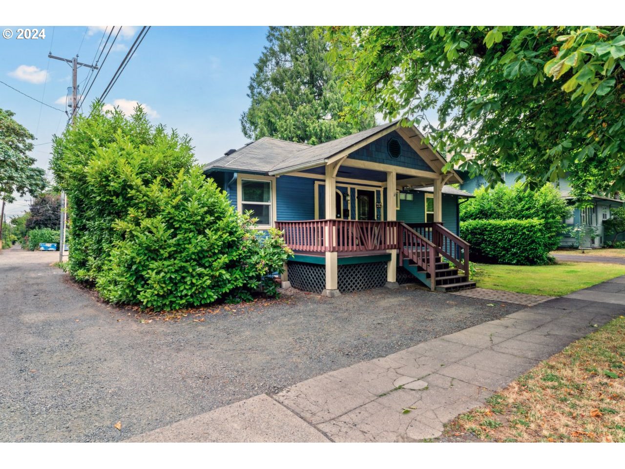 1040 Jefferson Street Eugene, OR 97402 - Photo 15 of 36 a front view of a house with garden