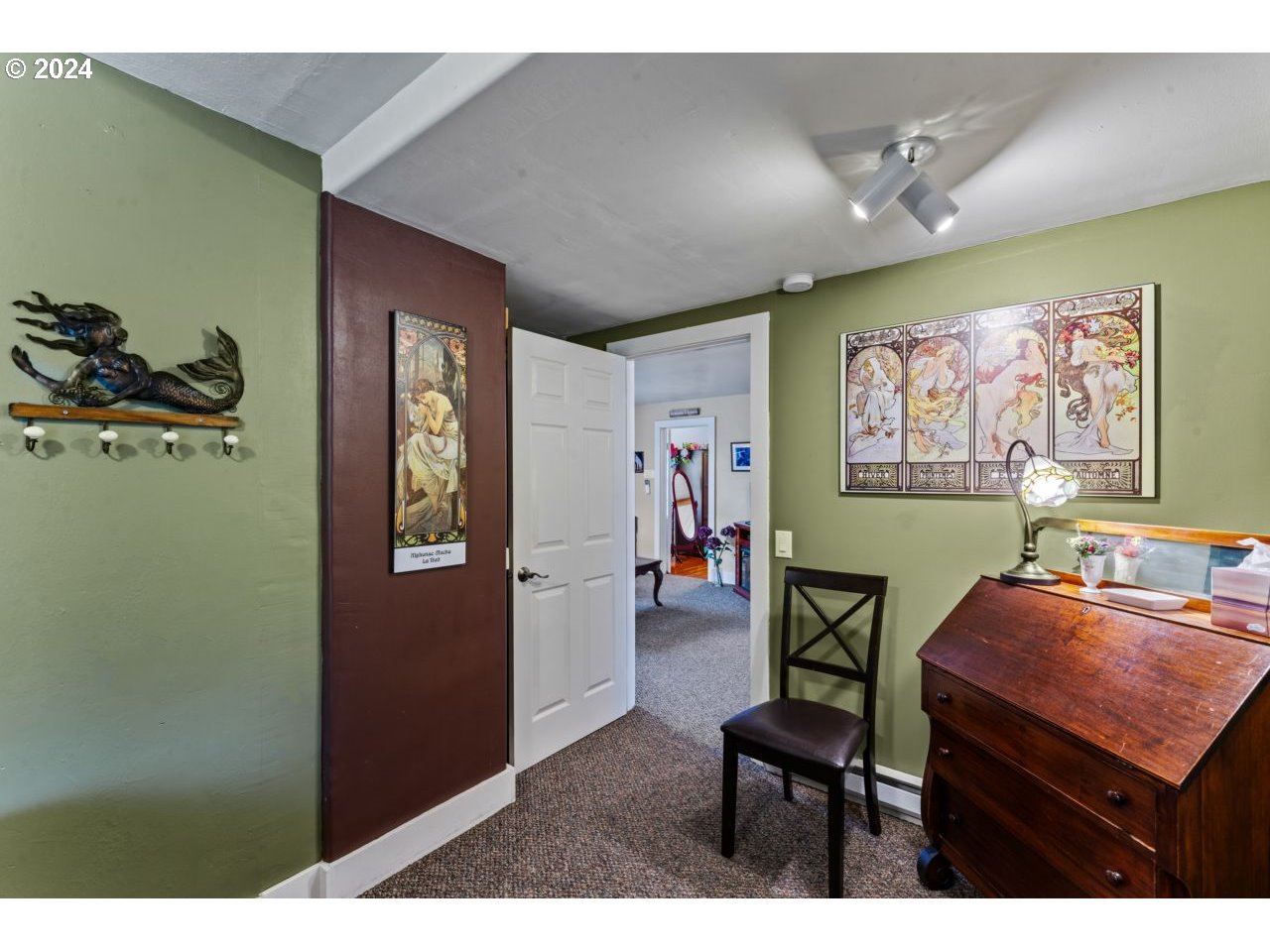 1040 Jefferson Street Eugene, OR 97402 - Photo 20 of 36 a view of a dining room with furniture and a livingroom