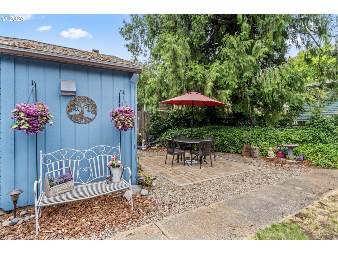 1040 Jefferson Street Eugene, OR 97402 - Photo 27 of 36 a front view of a house with garden
