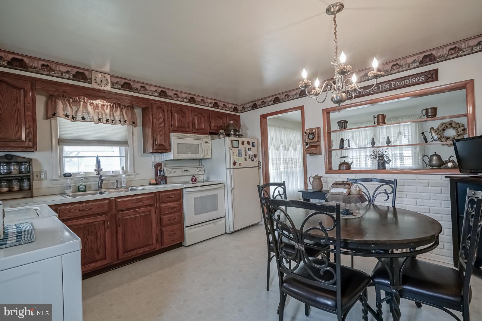 10 Eaton Road Pennsville, NJ 08070 - Photo 4 of 31 Eat in Kitchen with all Appliances Included!
