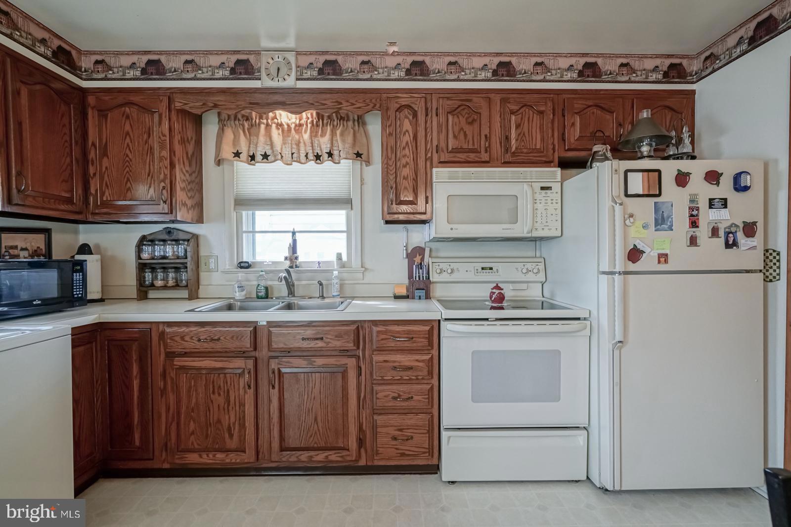 10 Eaton Road Pennsville, NJ 08070 - Photo 7 of 31 Spacious Kitchen