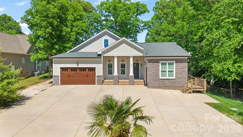 $899,999 | 2917 Lake Shore Road South, Denver, NC 28037