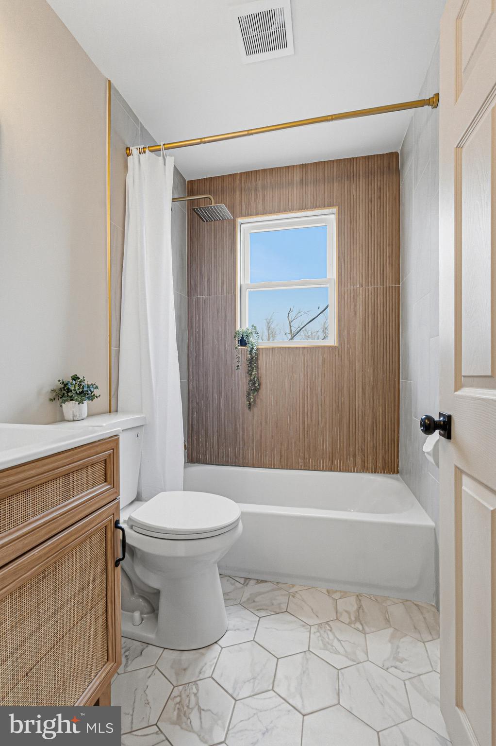 1326 Tompkins Street Baltimore, MD 21225 - Photo 20 of 34 a bathroom with a toilet a sink and bathtub