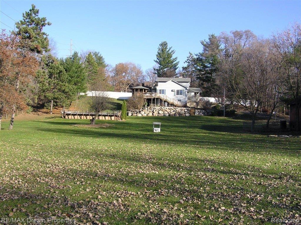 2937 East Buno Road Milford, MI 48381 - Photo 20 of 25 Side View 2