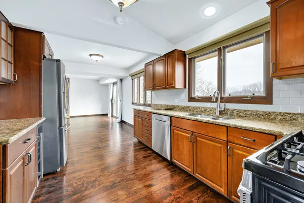 $3,800 | 887 Braintree Lane, Bartlett, IL 60103