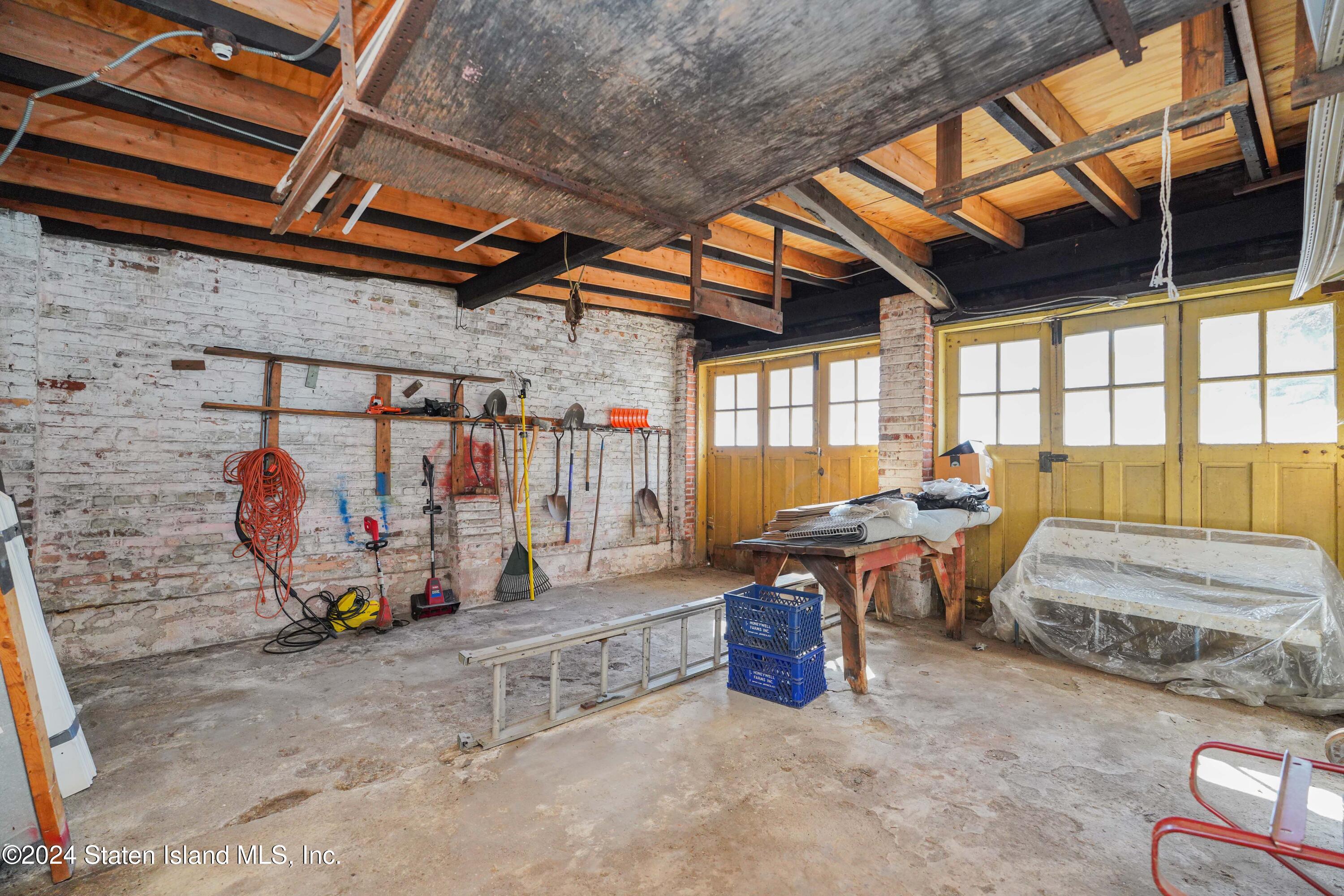 5396 Arthur Kill Road Staten Island, NY 10307 - Photo 36 of 43 Interior of Garages