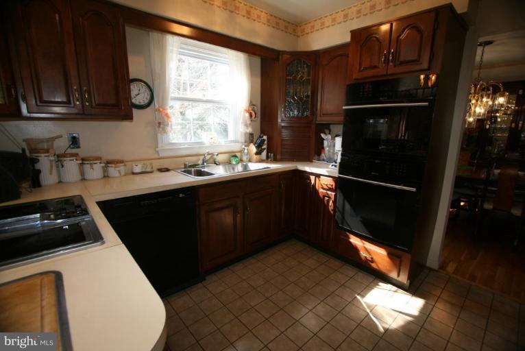 9243 Log Chain Road Columbia, MD 21045 - Photo 14 of 21 Kitchen