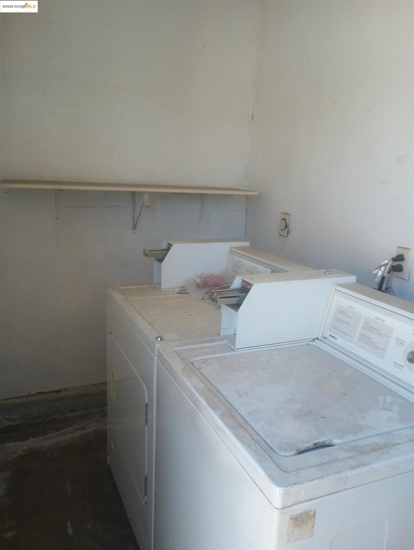 1109 Seminary Avenue Oakland, CA 94621 - Photo 25 of 51 a utility room with dryer and washer