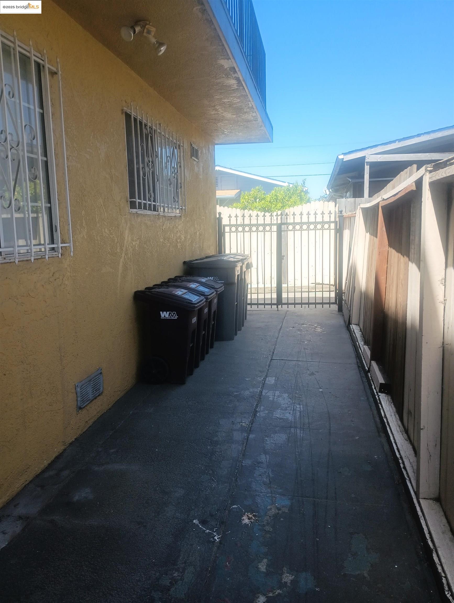 1109 Seminary Avenue Oakland, CA 94621 - Photo 28 of 51 a living room with furniture