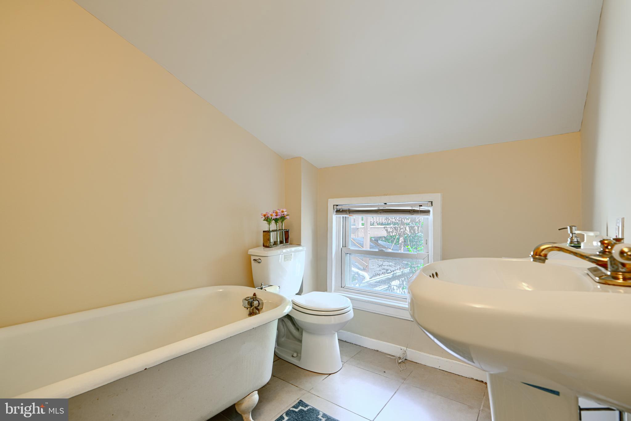 1806 Bank Street Baltimore, MD 21231 - Photo 19 of 26 3rd floor full bathroom