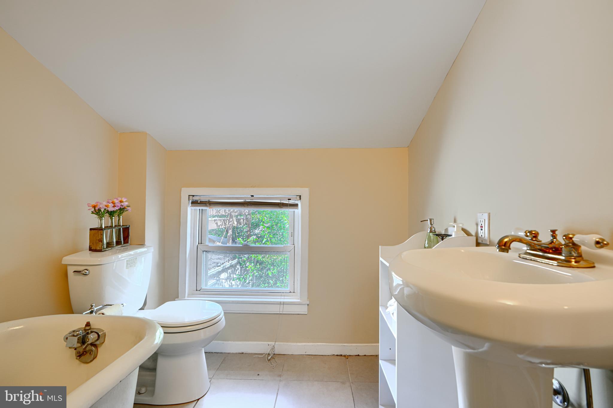 1806 Bank Street Baltimore, MD 21231 - Photo 20 of 26 3rd floor full bathroom