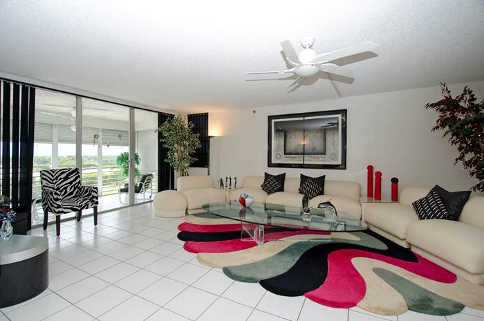 3507 Oaks Way, Unit 804 Pompano Beach, FL 33069 - Photo 13 of 17 livingroom_700