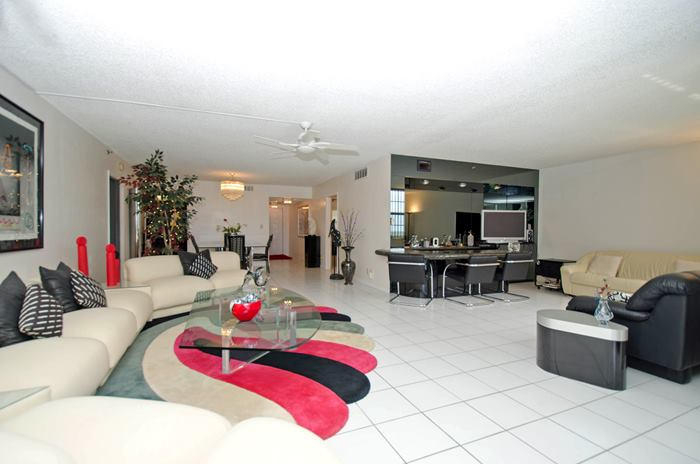 3507 Oaks Way, Unit 804 Pompano Beach, FL 33069 - Photo 15 of 17 livingroomdiningroom1_700