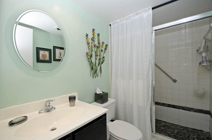 3507 Oaks Way, Unit 804 Pompano Beach, FL 33069 - Photo 6 of 17 bathroom1_700
