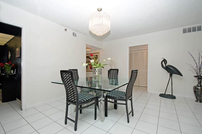 3507 Oaks Way, Unit 804 Pompano Beach, FL 33069 - Photo 8 of 17 diningroom_700