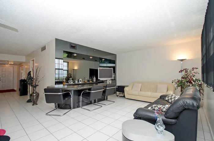 3507 Oaks Way, Unit 804 Pompano Beach, FL 33069 - Photo 9 of 17 familyroom_700