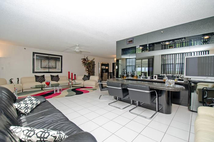3507 Oaks Way, Unit 804 Pompano Beach, FL 33069 - Photo 10 of 17 familyroom1_700