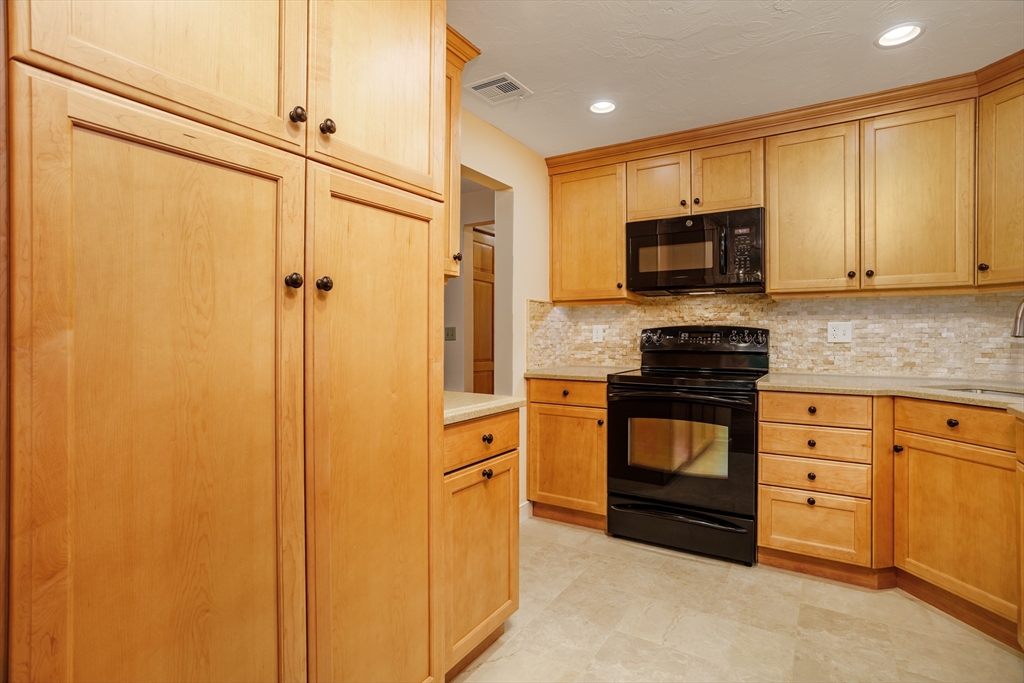 212 Ridgefield Circle, Unit 212B Clinton, MA 01510 - Photo 4 of 42