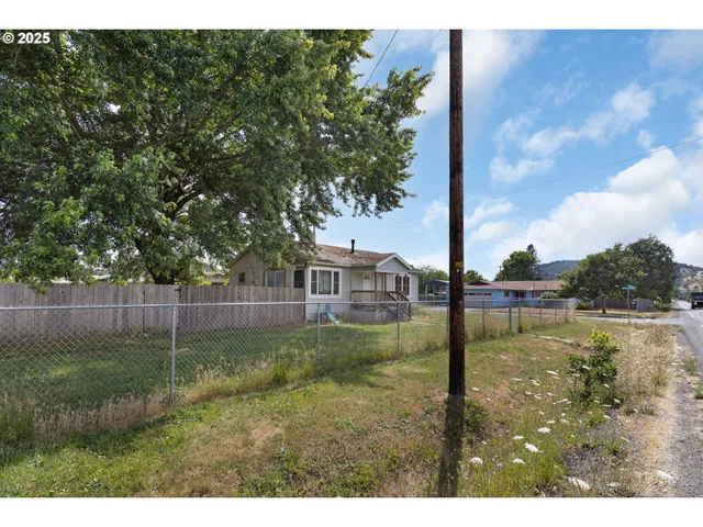 $235,000 | 1951 Austin Road, Roseburg, OR 97471