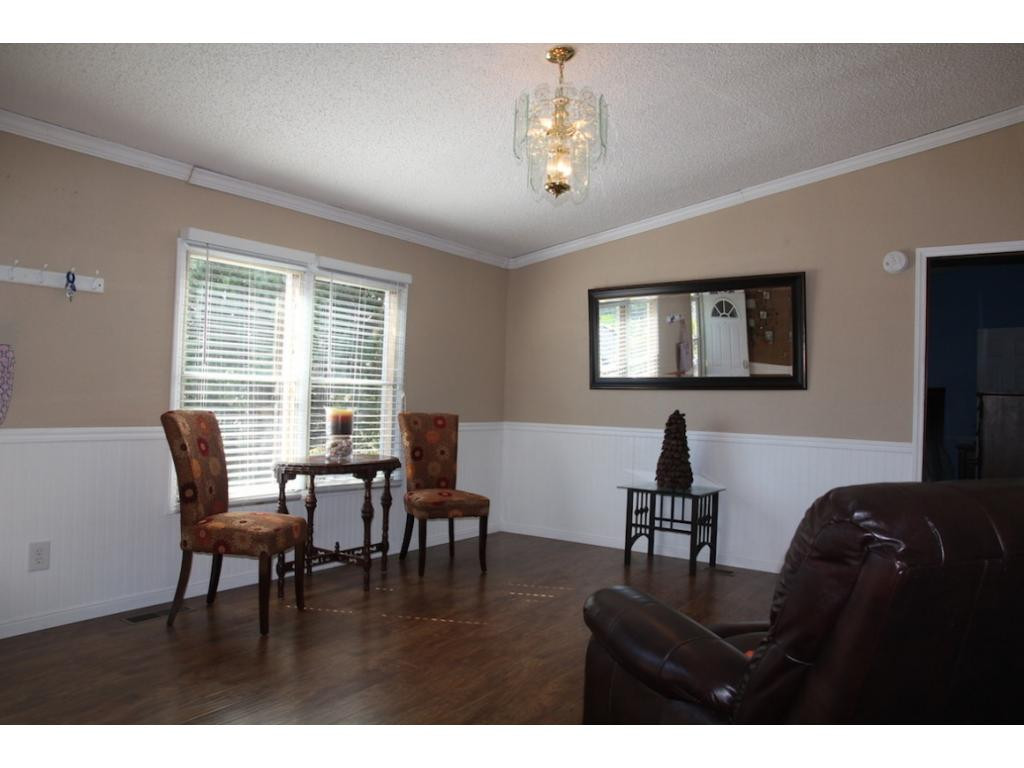 900 Summer Sound Road Piney Flats, TN 37686 - Photo 3 of 20 Spacious Living Room