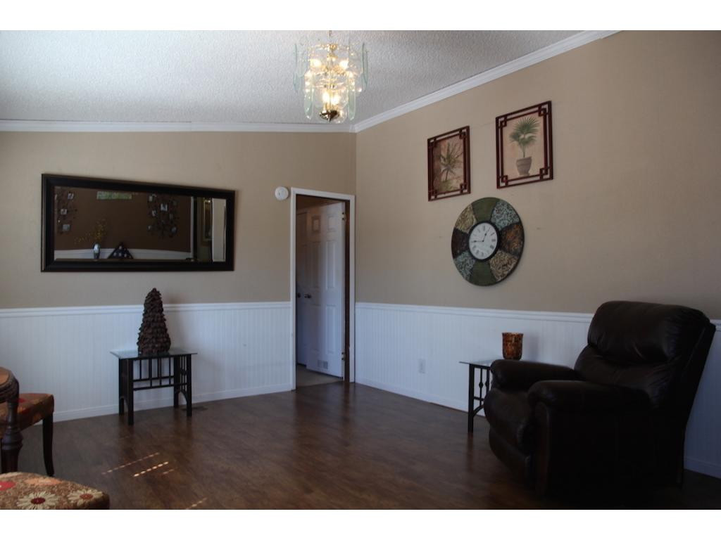 900 Summer Sound Road Piney Flats, TN 37686 - Photo 4 of 20 Living Room