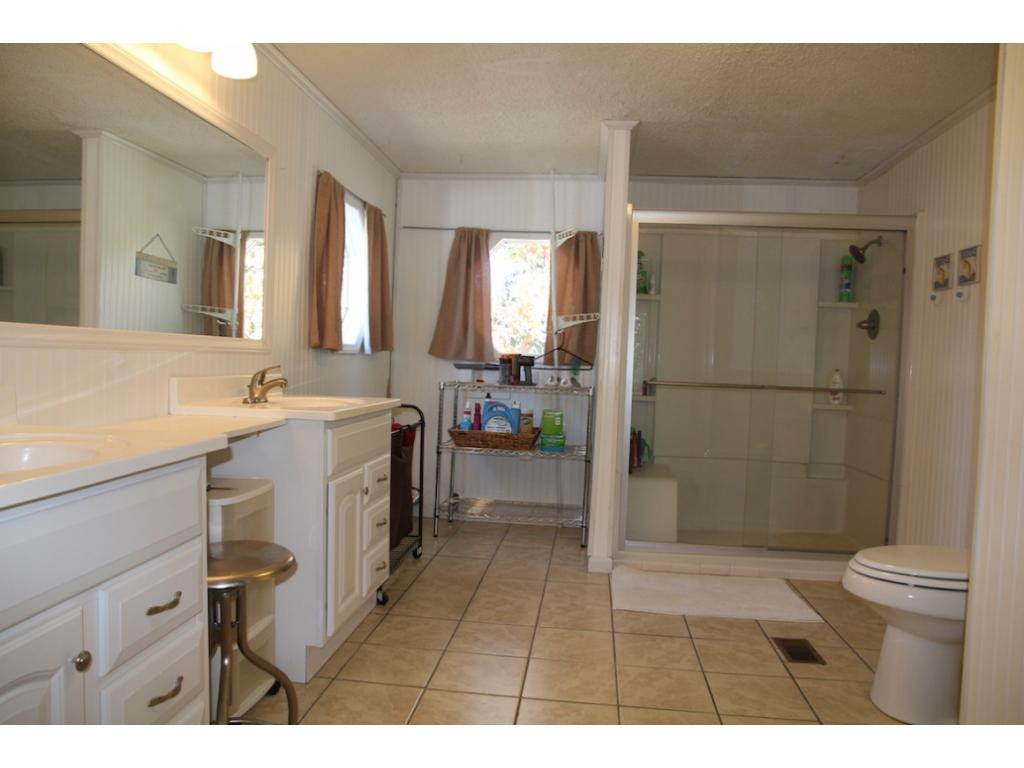 900 Summer Sound Road Piney Flats, TN 37686 - Photo 7 of 20 Master Bath with laundry