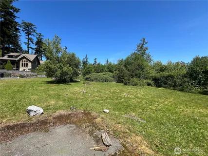 a view of a outdoor space with a garden