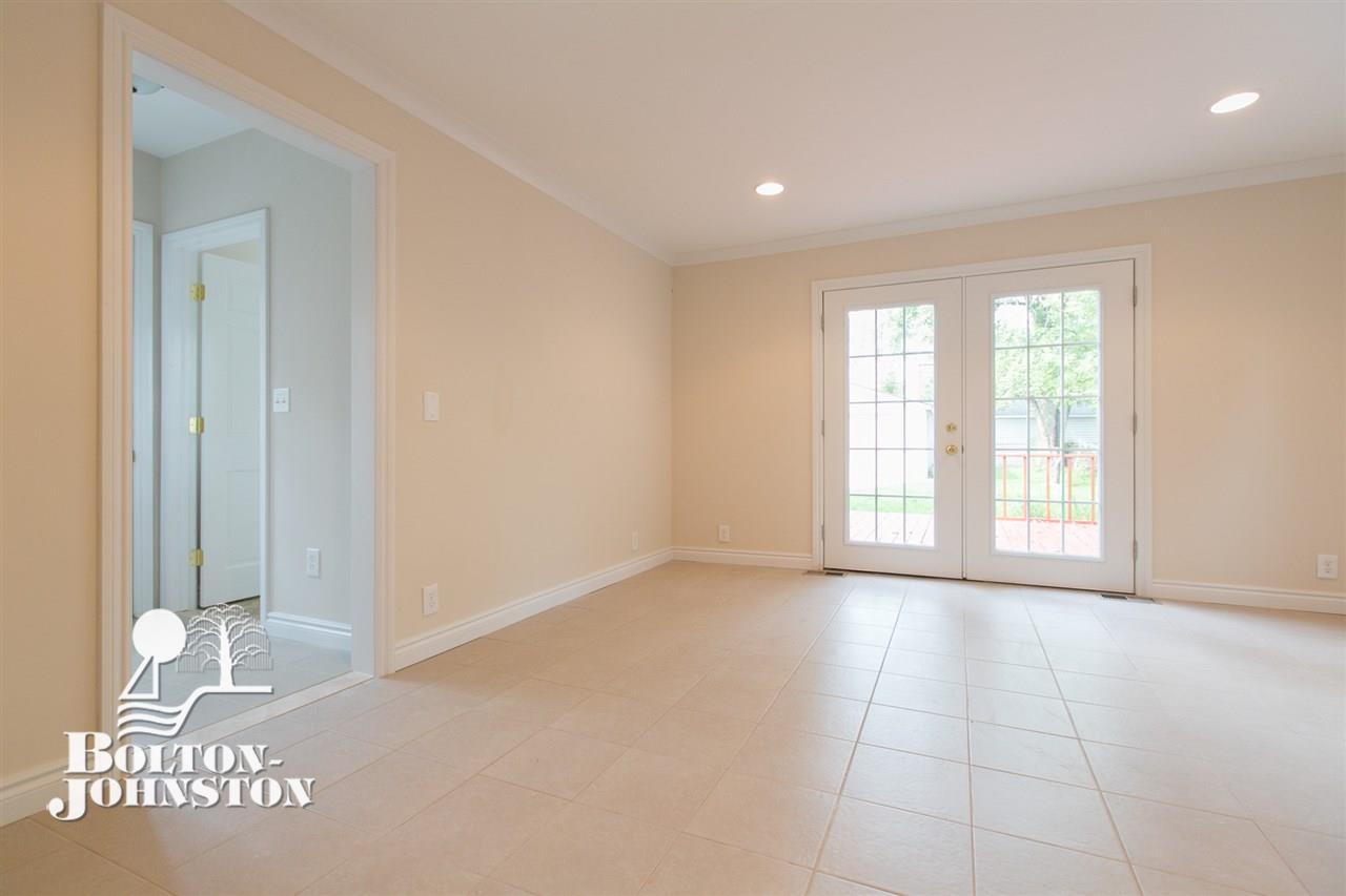 1386 Roslyn Road Grosse Pointe Woods, MI 48236 - Photo 10 of 23