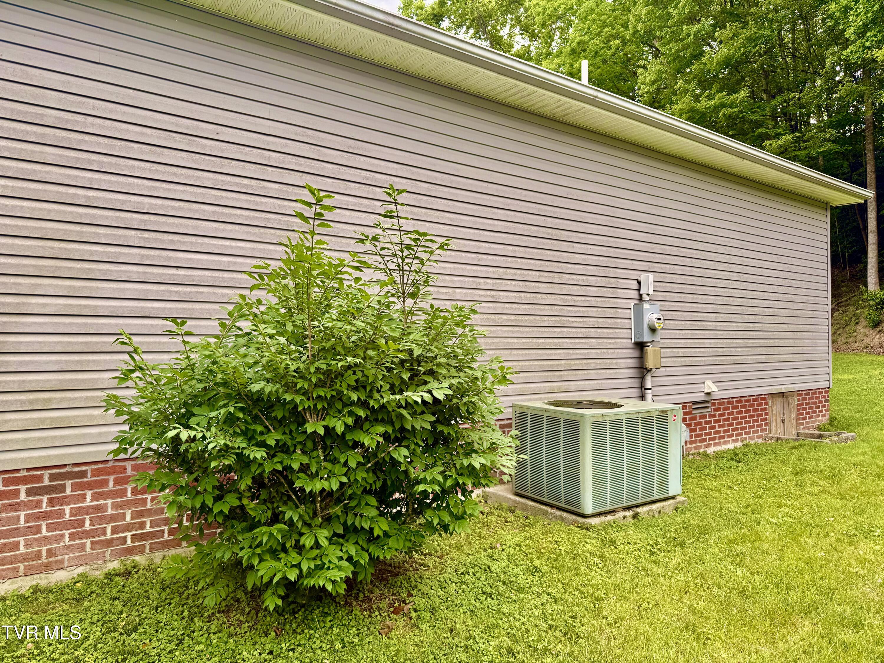 2251 Mountain Laurel Road Northeast Norton, VA 24273 - Photo 12 of 97 IMG_0617