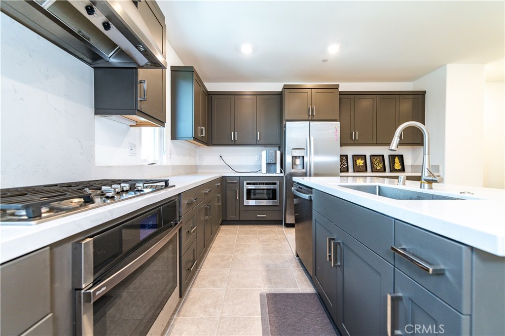 352 Transport Tustin, CA 92782 - Photo 5 of 10