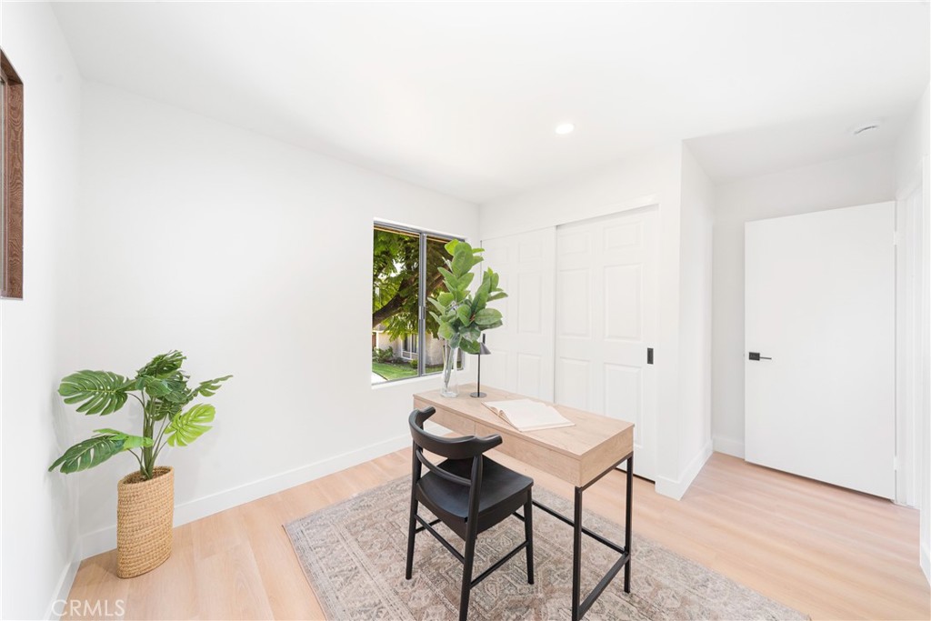 832 Cornwall Drive Anaheim, CA 92804 - Photo 15 of 30 a workspace with furniture and a potted plant