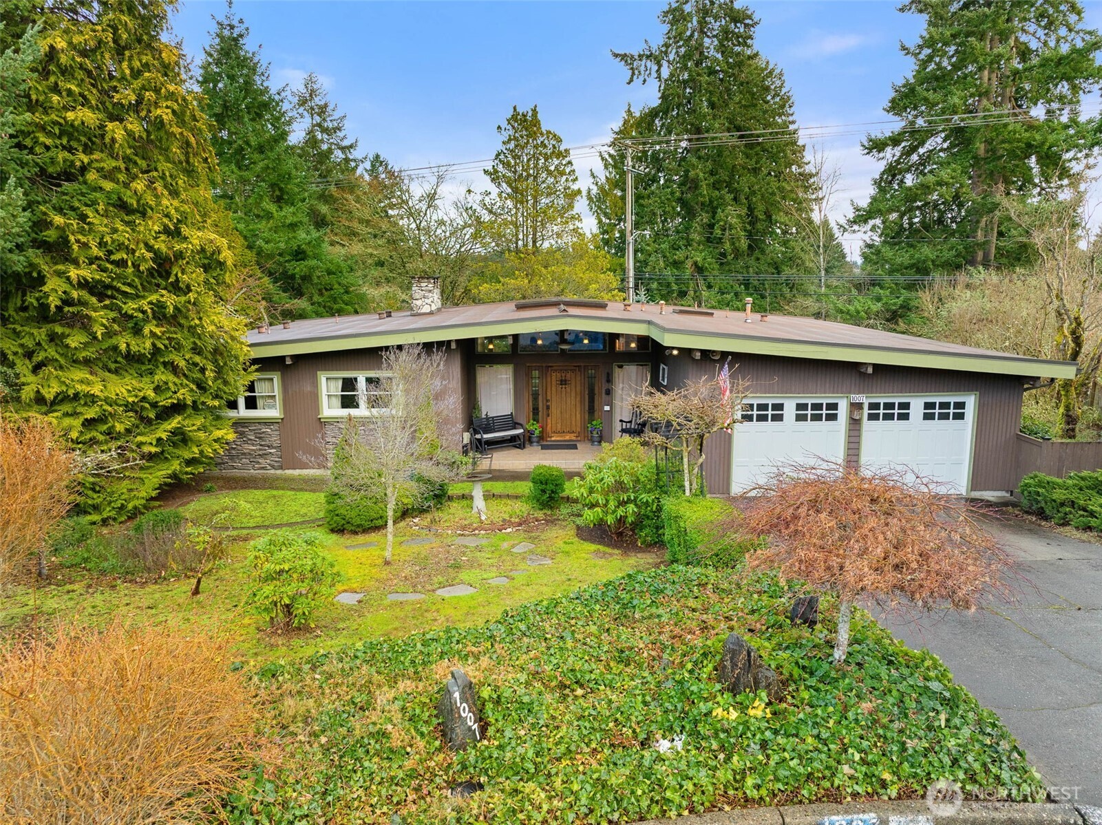 a view of a house with a yard