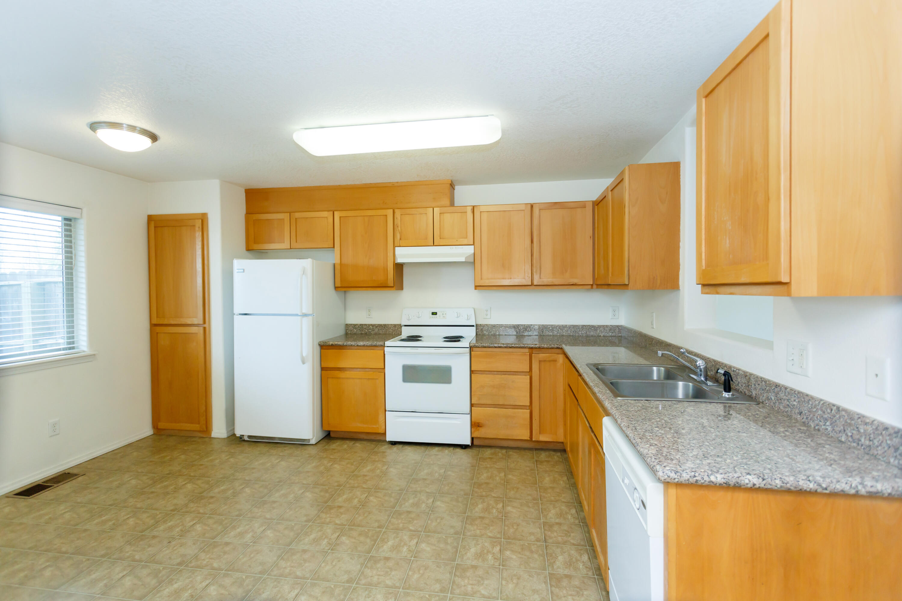 450 Midway Road, Unit 24 Medford, OR 97501 - Photo 6 of 29 450MIDWAY_#24_3
