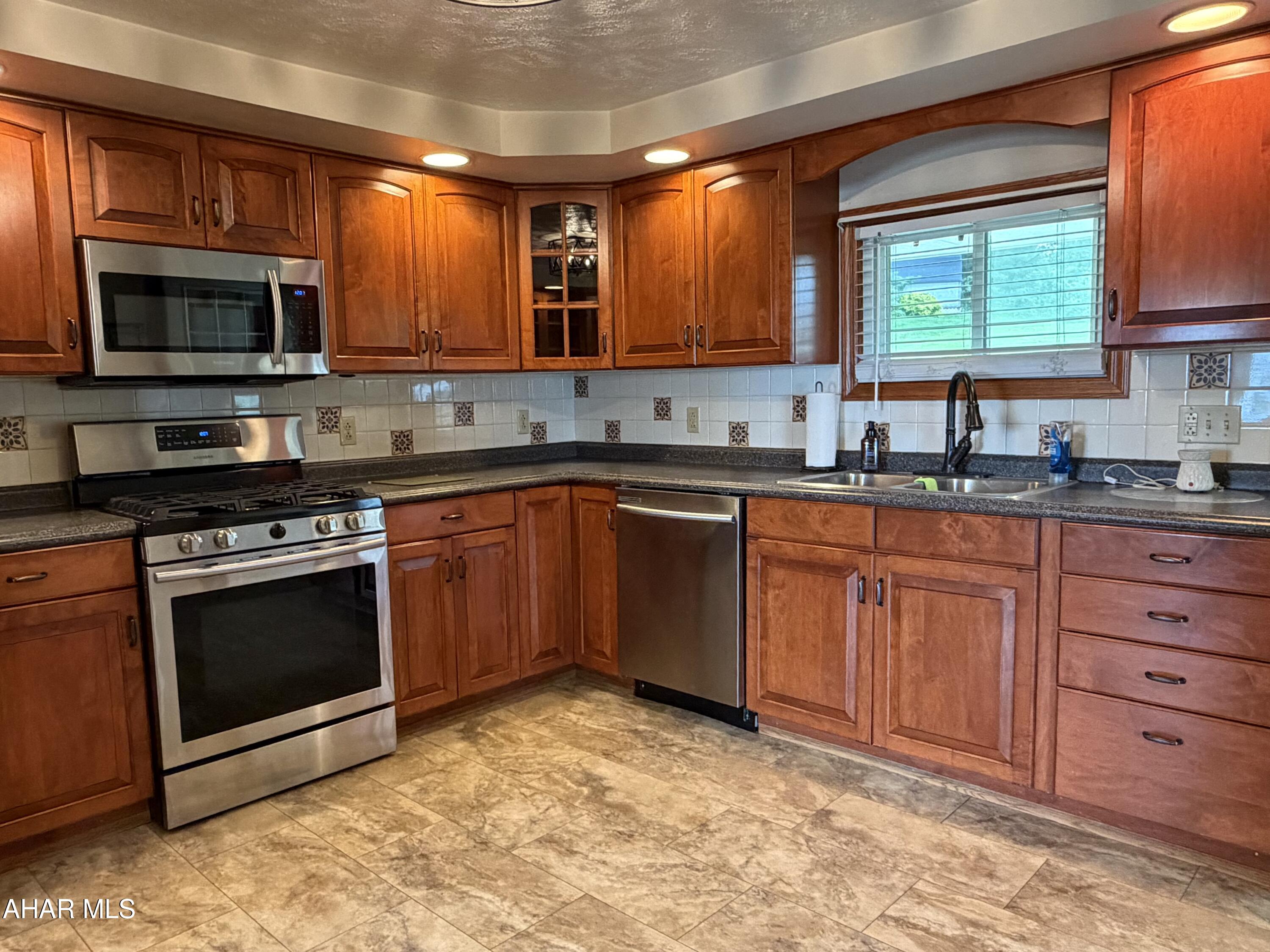 922 Middle Street Gallitzin, PA 16641 - Photo 9 of 40