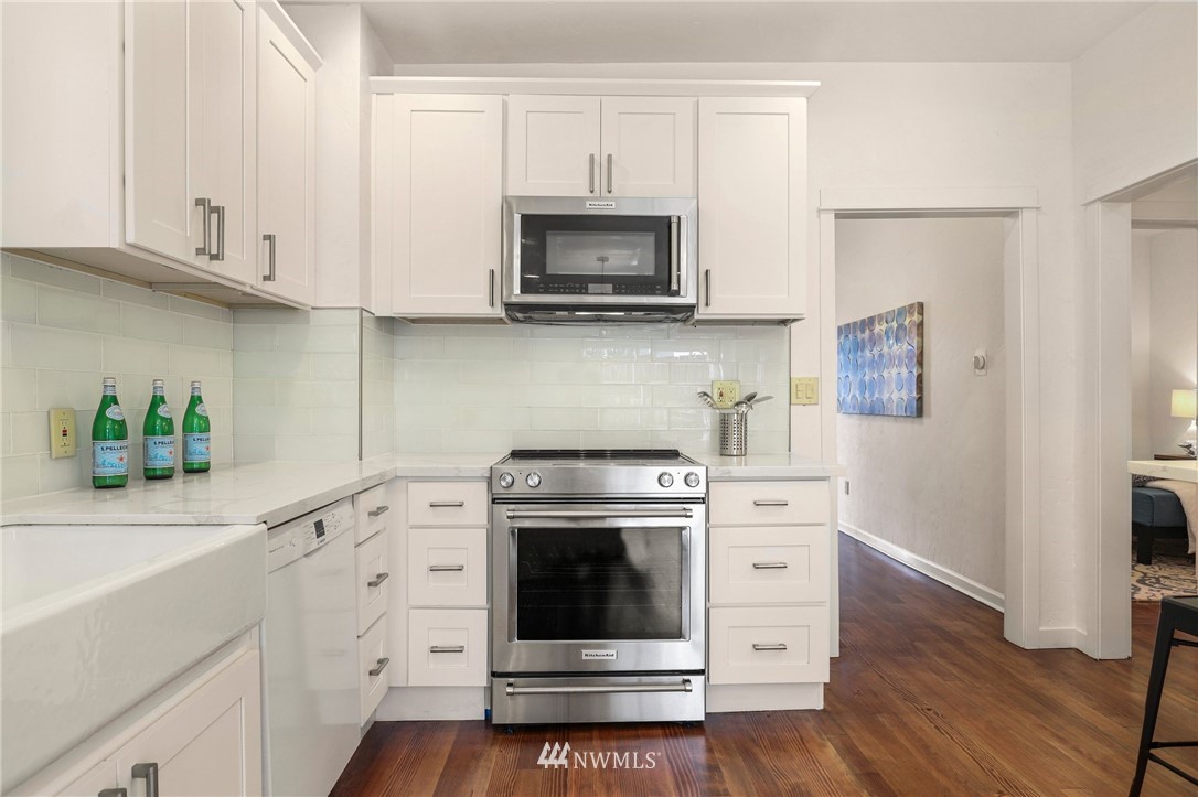 3924 Woodlawn Avenue North Seattle, WA 98103 - Photo 8 of 23