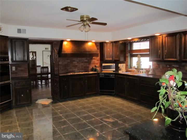 863 Milmar Road Radnor, PA 19073 - Photo 4 of 25 Kitchen