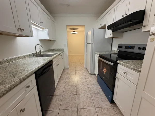 $2,300 | 14 Strawberry Bank Road, Unit 16, Nashua, NH 03062
