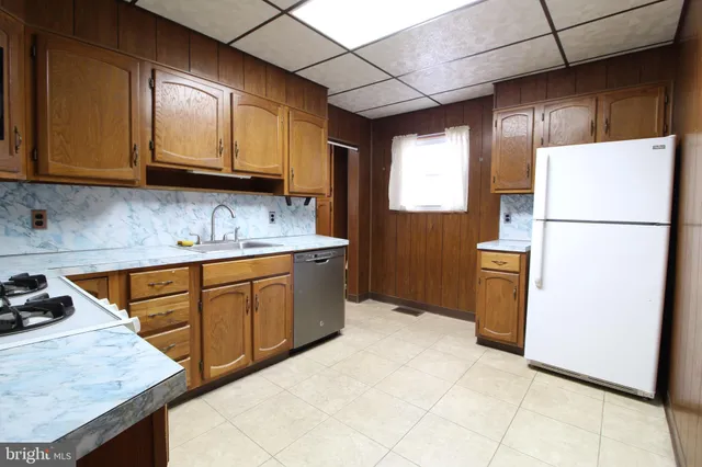 $2,400 | 42 Bismarck Avenue, Trenton, NJ 08629