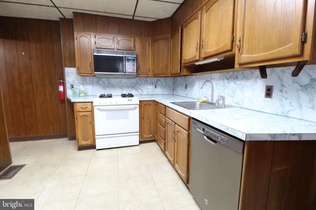 $2,400 | 42 Bismarck Avenue, Trenton, NJ 08629