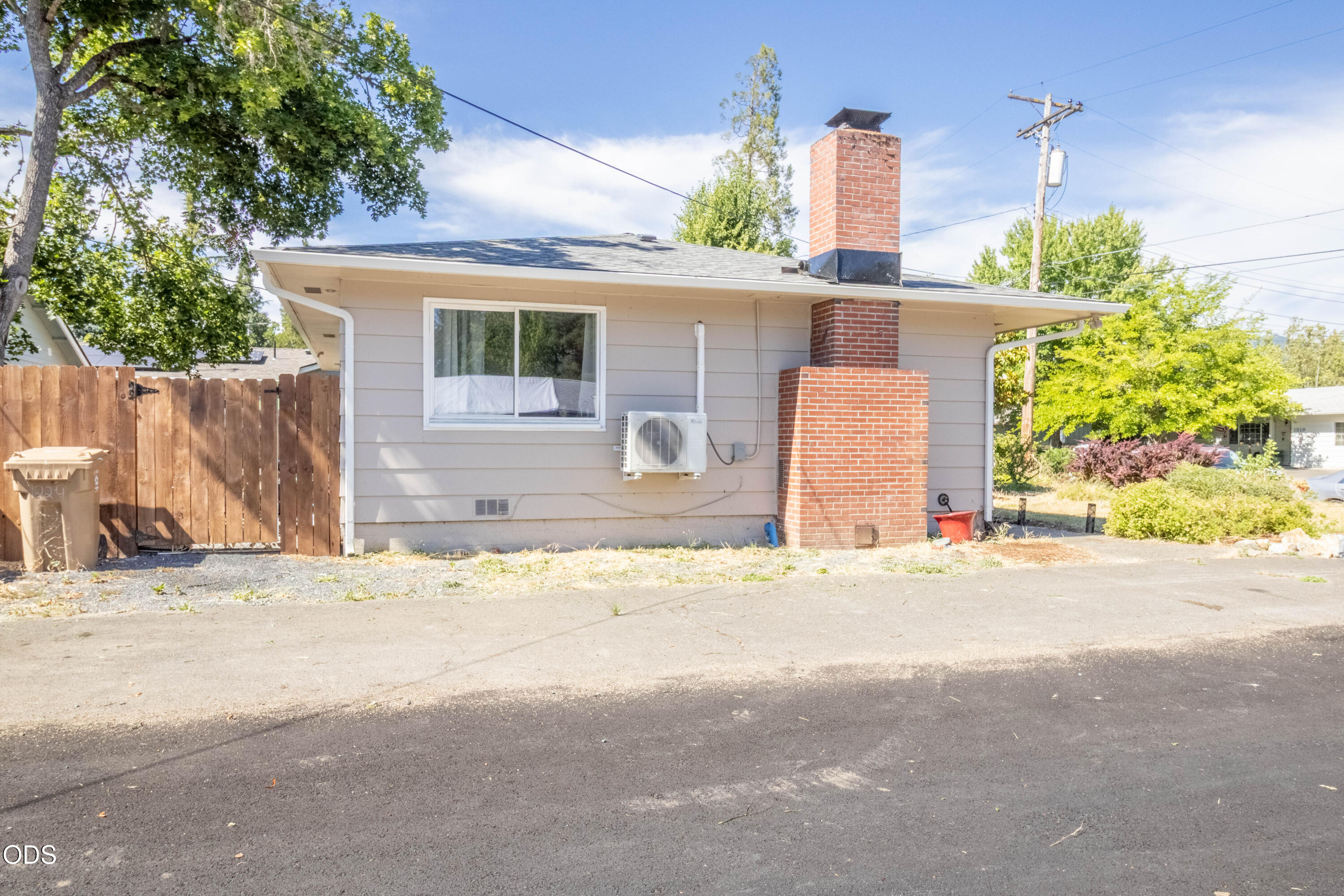 1224 Southwest Oak Street Grants Pass, OR 97526 - Photo 4 of 24