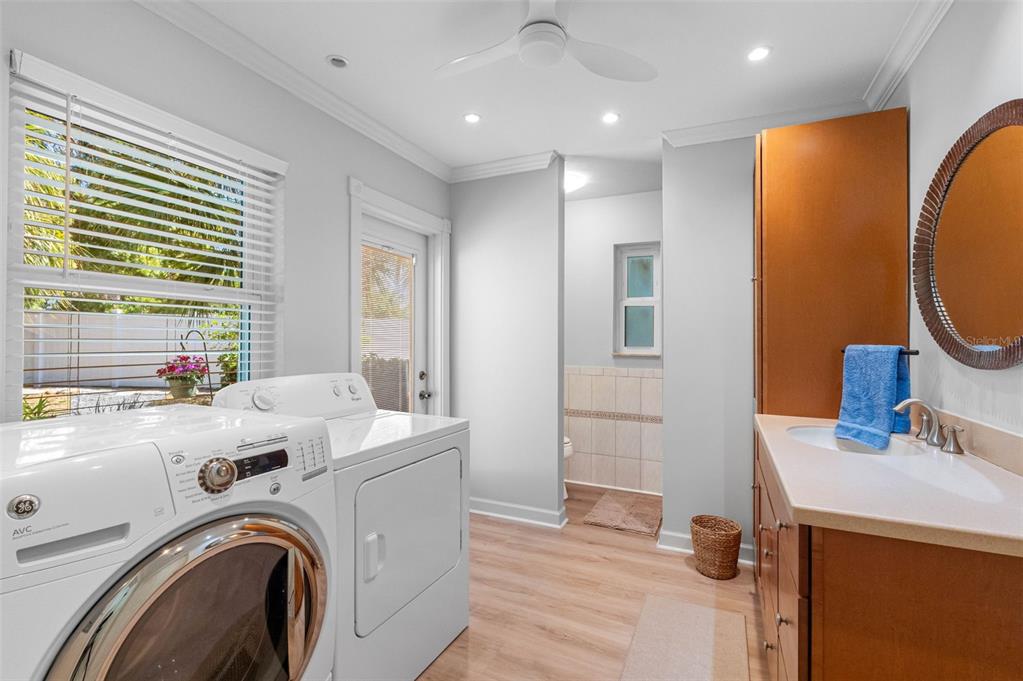 101 Osceola Road Belleair, FL 33756 - Photo 17 of 33 a view of livingroom with washer and dryer