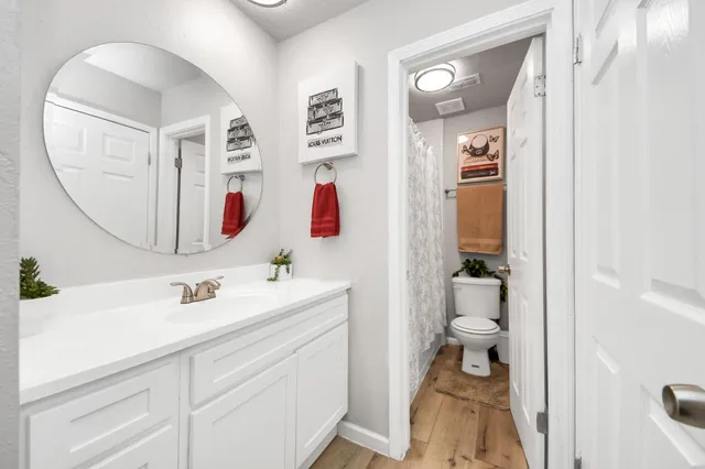 a en suite bathroom with a sink and a mirror