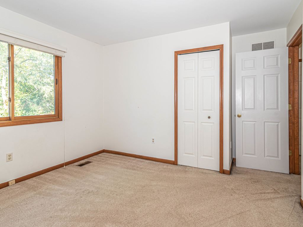 1004 Bembridge Drive Rochester, MI 48307 - Photo 37 of 47 3rd Bedroom