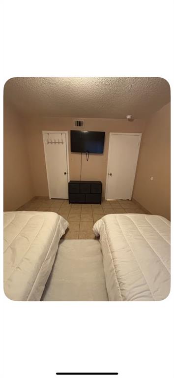 5615 Harvest Hill Road, Unit 2015 Dallas, TX 75230 - Photo 8 of 9 a living room with a couch