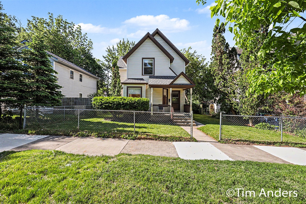 816 Innes Street Northeast Grand Rapids, MI 49503 - Photo 2 of 24