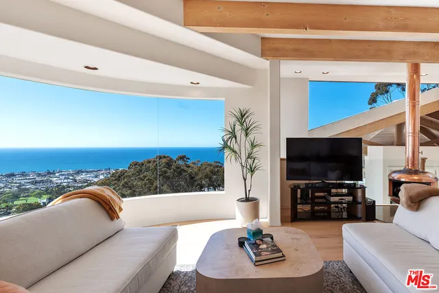 a view of livingroom with furniture
